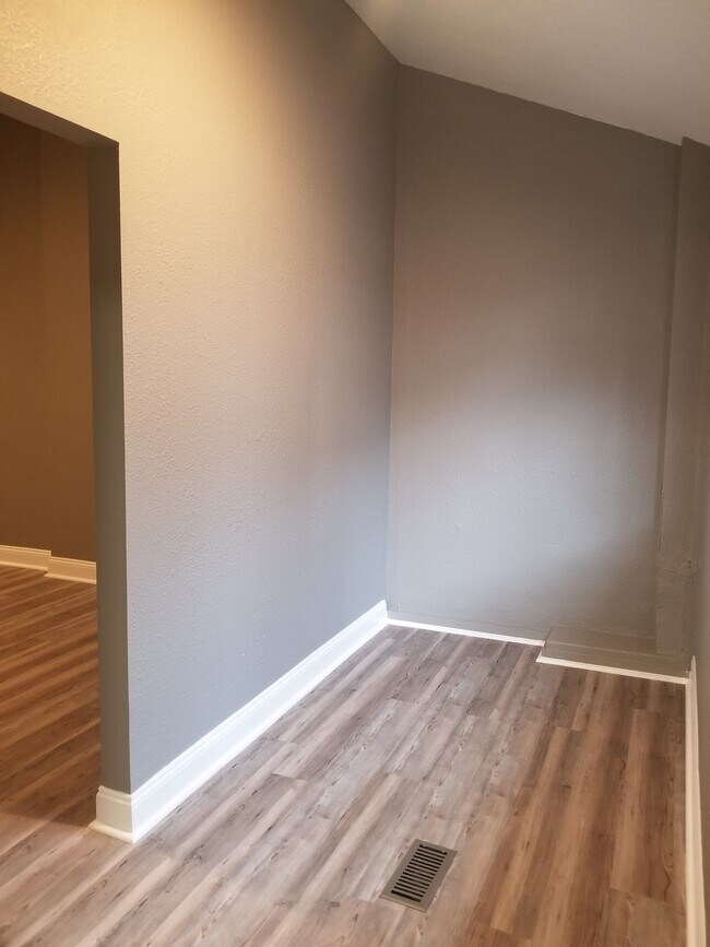 Foyer - 519 Carothers Ave