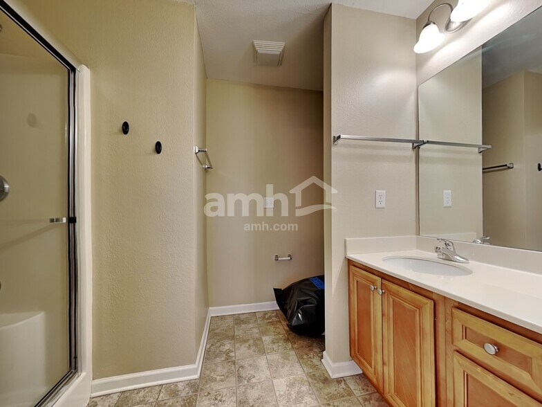 Building Photo - 10429 Kentwell Rd