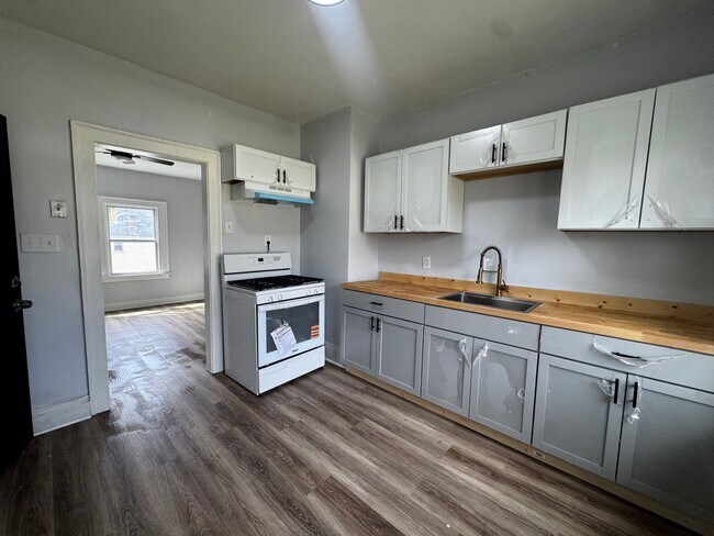 Building Photo - 11702 Tuscora Ave