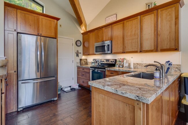 Building Photo - Updated condo with lakeviews