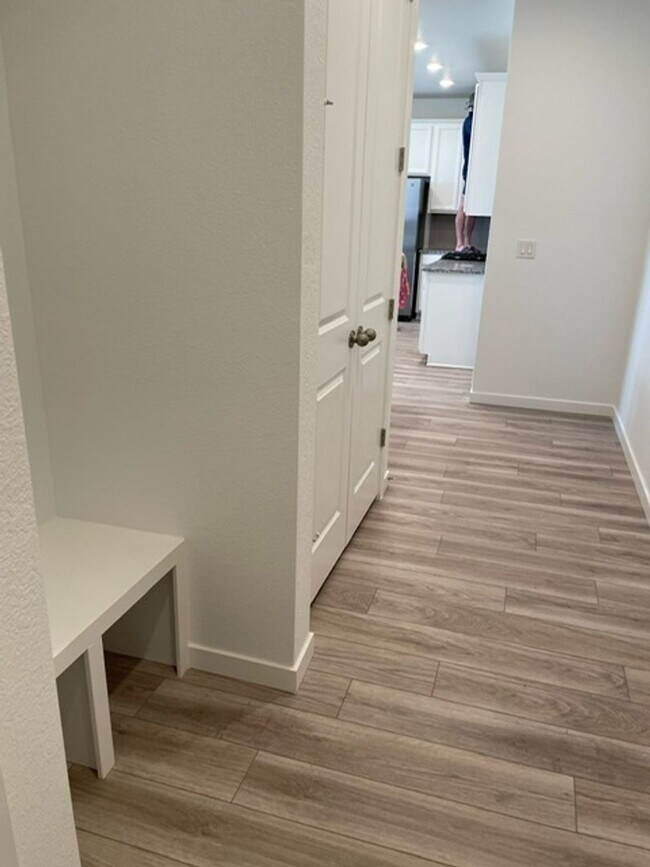 Building Photo - Spacious 4 Bed Townhome with 2-Car Garage in Erie-Available June 1!