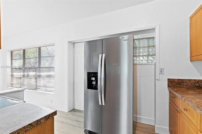 Building Photo - 1557 NW 15th Ave