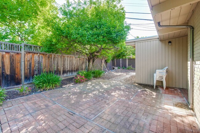Building Photo - Mountain View Home l Spacious Open Layout Bright and Private Yard