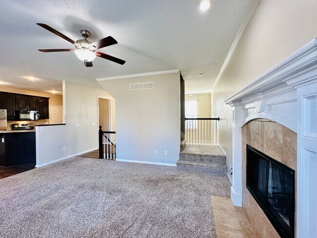 Building Photo - **BRAND NEW CARPETS** Beautiful Home in Bl...