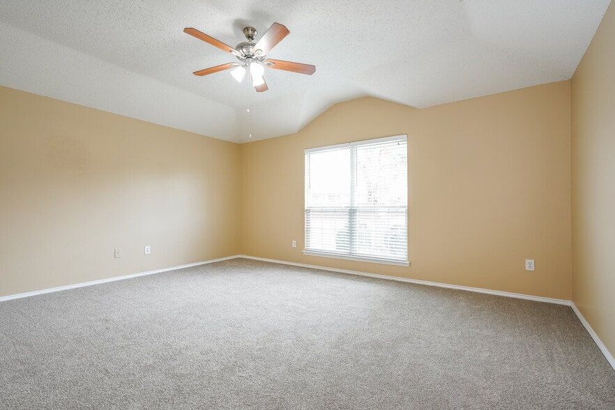 Building Photo - 705 Pine Hollow Dr