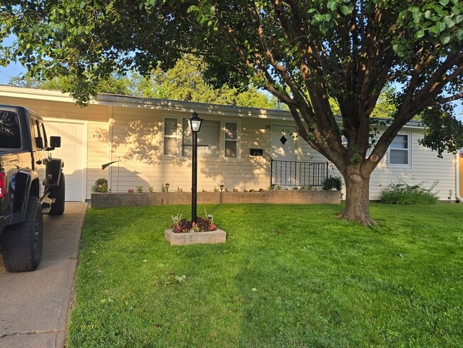 Building Photo - 3-4 bedroom ranch with attached garage, fe...