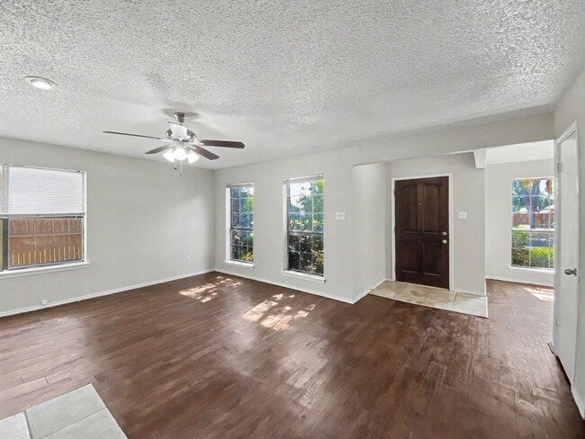 Building Photo - Spacious, Updated Townhome in Garland