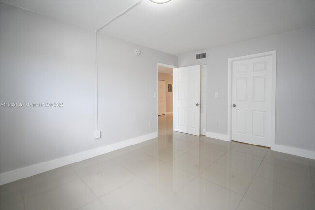 Building Photo - 1986 Biarritz Dr