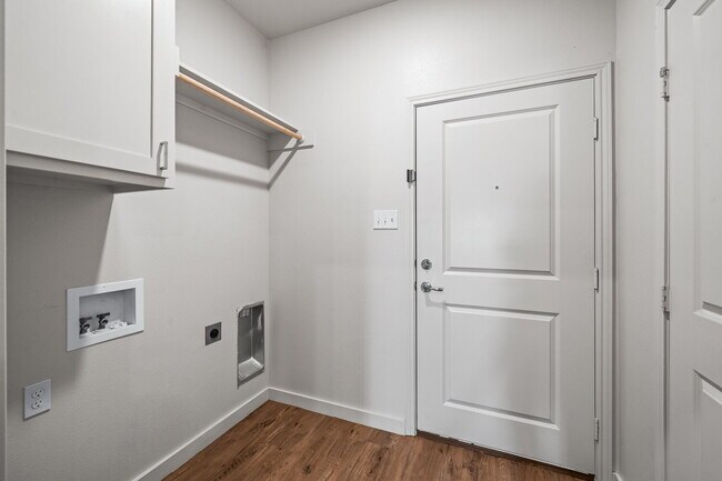 Building Photo - Gorgeous Duplex in Frenship East!