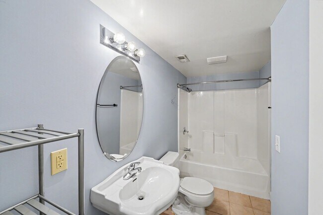 Building Photo - Exceptional 5-Bedroom Home with Finished Basement in Prime Location!