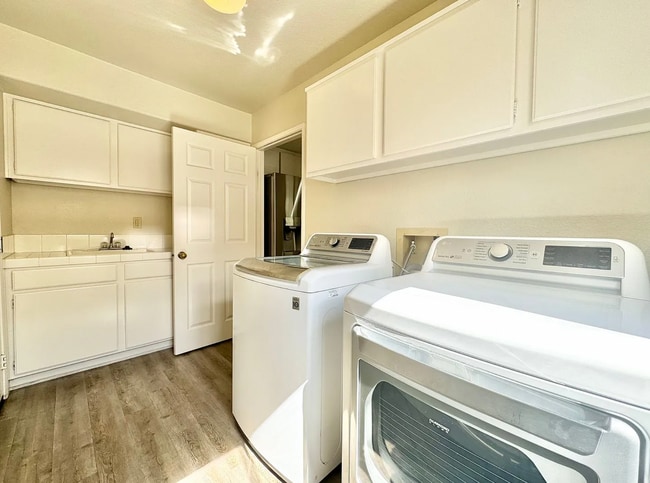 Building Photo - Beautiful 5B/3BA Home in Rancho Bernardo A...