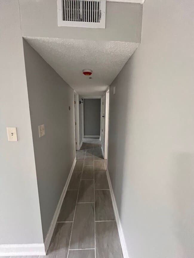 Building Photo - Waveland 3 Bedroom