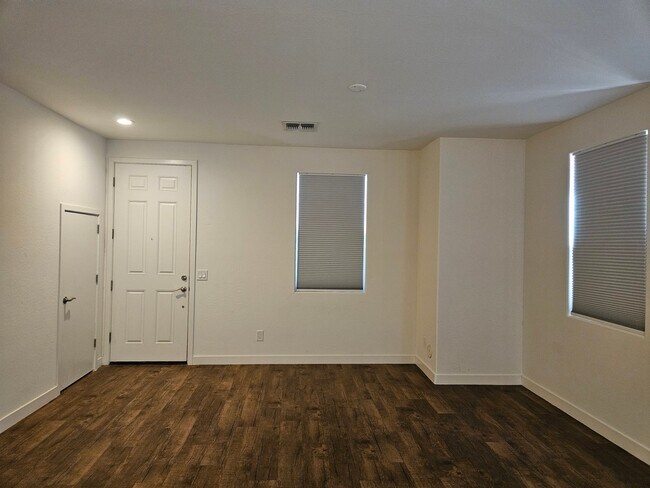 Building Photo - 3218 W Glendale Ave