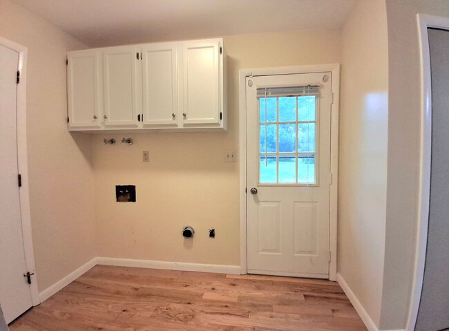 Building Photo - 3 Bedroom 2.5 Bathroom Available in Hummel...