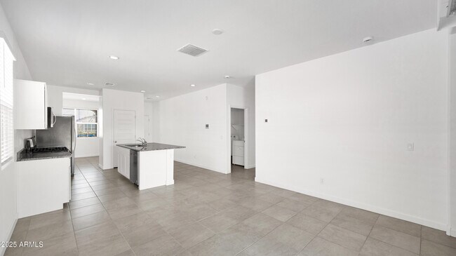 Building Photo - 40035 W Shaver Dr