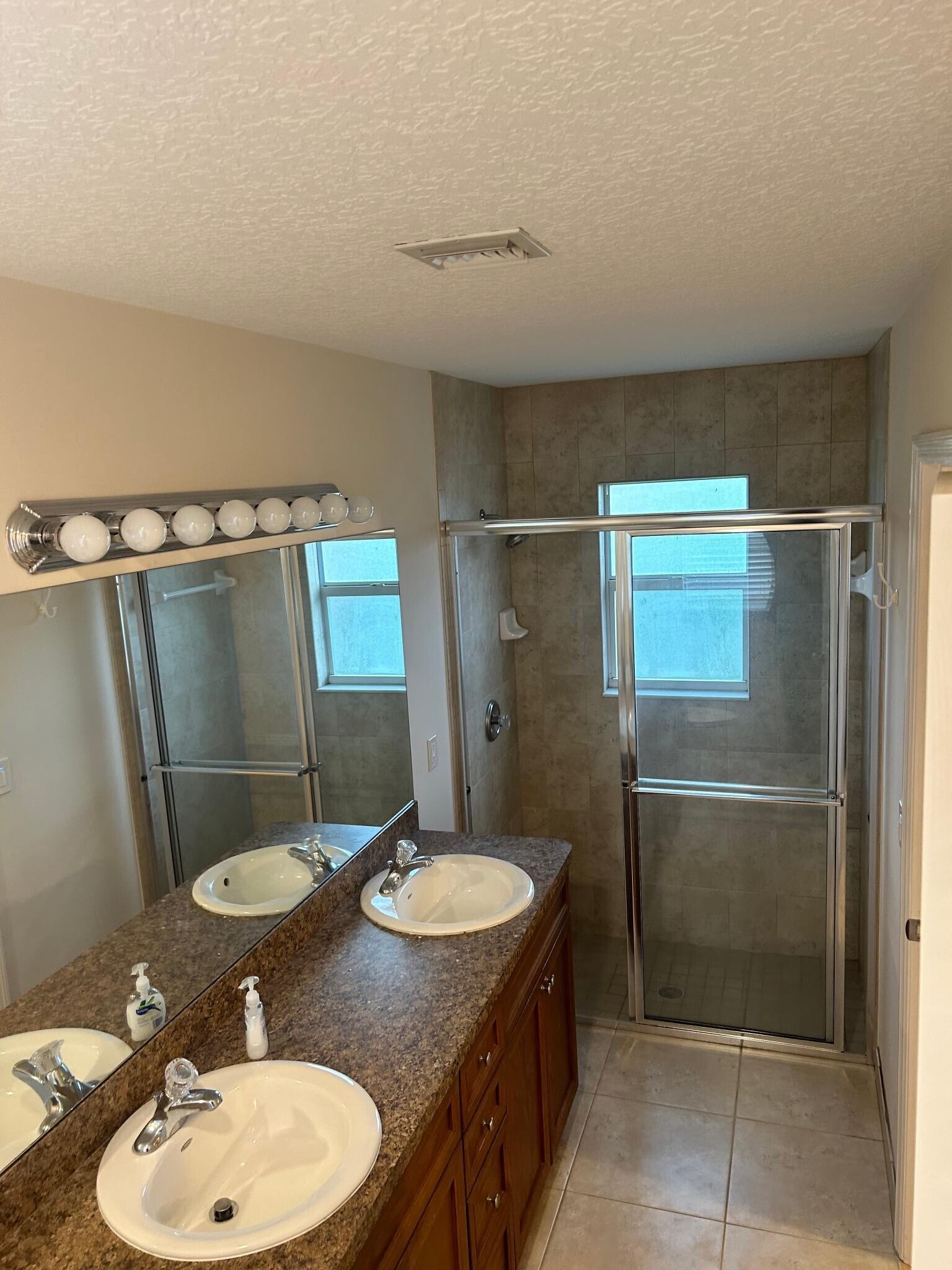 Building Photo - 5795 SE Mitzi Ln