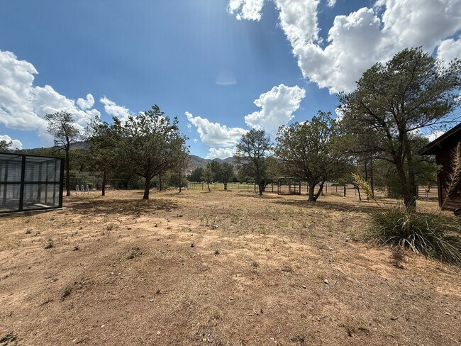 Building Photo - Custom home on 3 acres in Williamson Valley