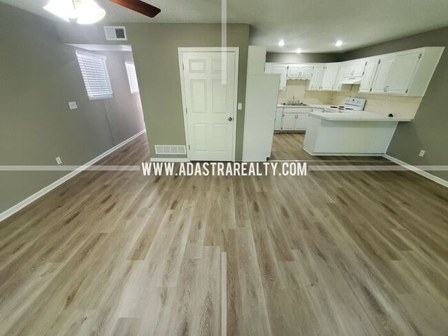 Building Photo - Spacious Duplex in the Heart of Olathe-Ava...