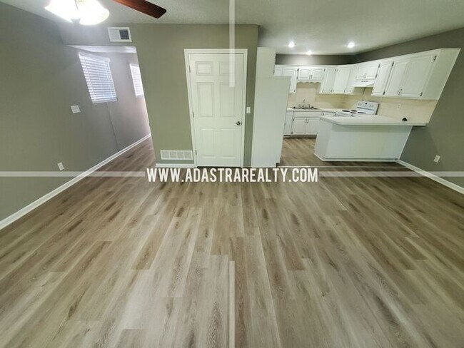 Building Photo - Spacious Duplex in the Heart of Olathe-Com...