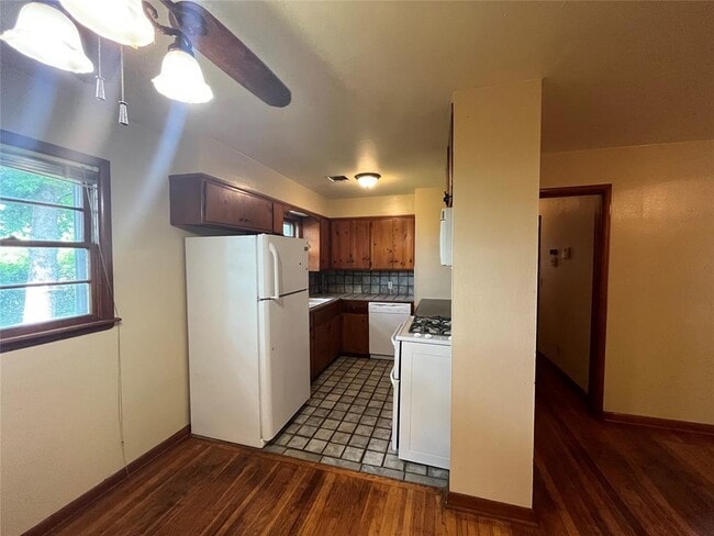 Building Photo - 511 Fleetwood Dr