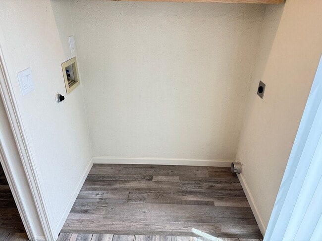 Building Photo - Updated 3-bedroom 1.5 bath duplex in Eugene!