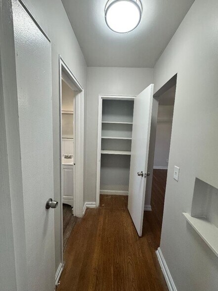 Building Photo - 1607 Asmann Ave