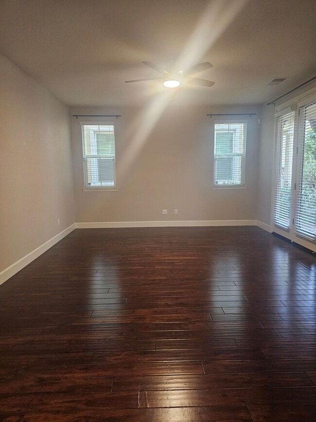 Building Photo - Beautiful 3 Bd 2 Bath home - Available NOW