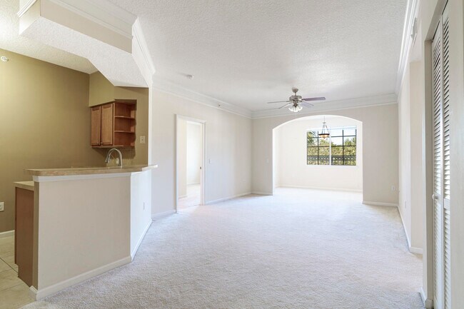 Building Photo - 1201 Myrtlewood Cir E