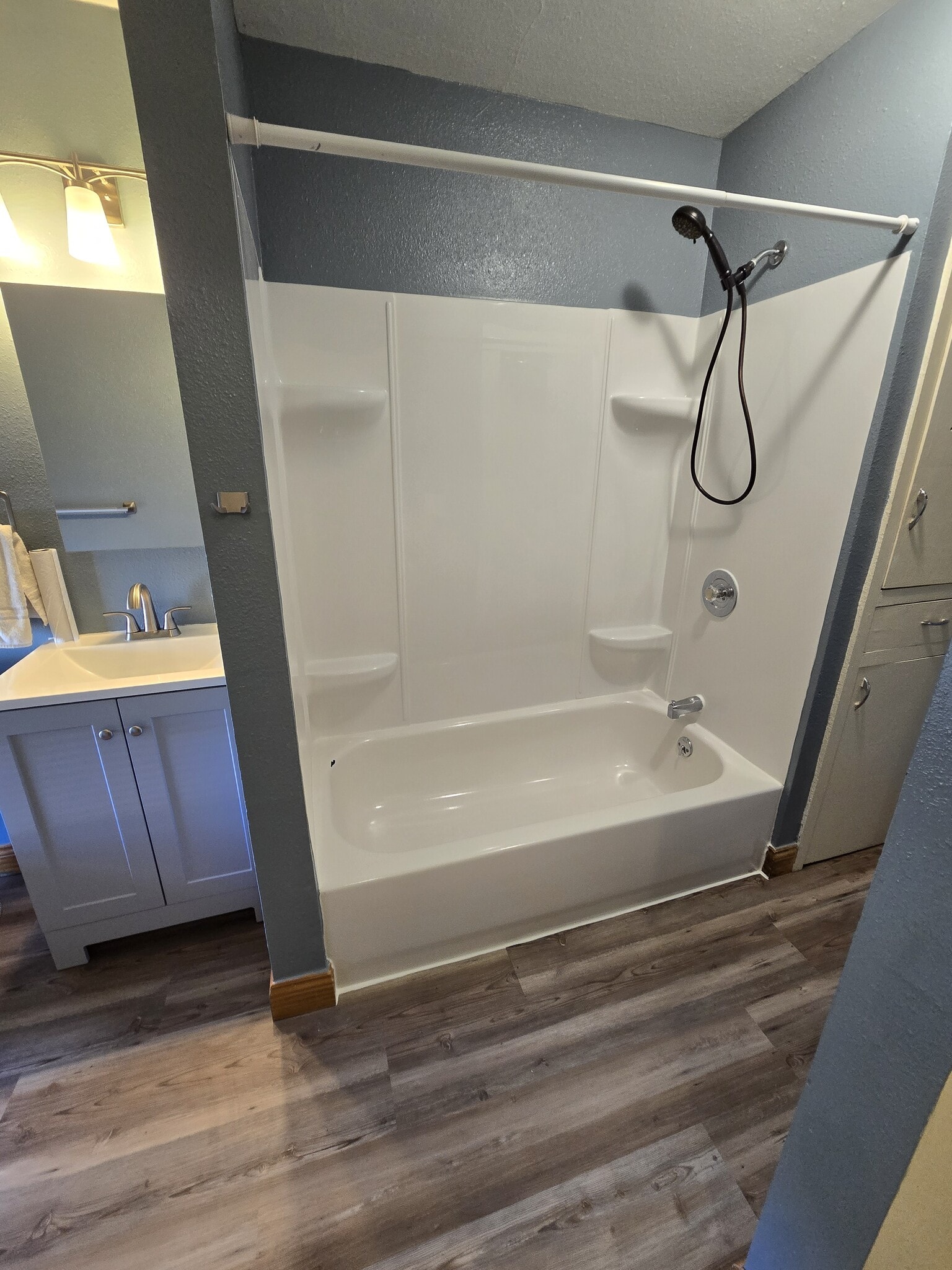 Tub/Shower - 349 S Dickason Blvd