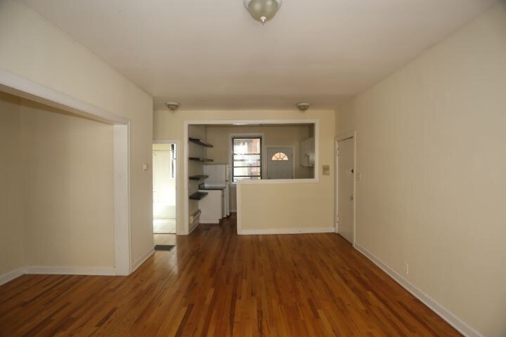 Building Photo - 714 W Barry Ave