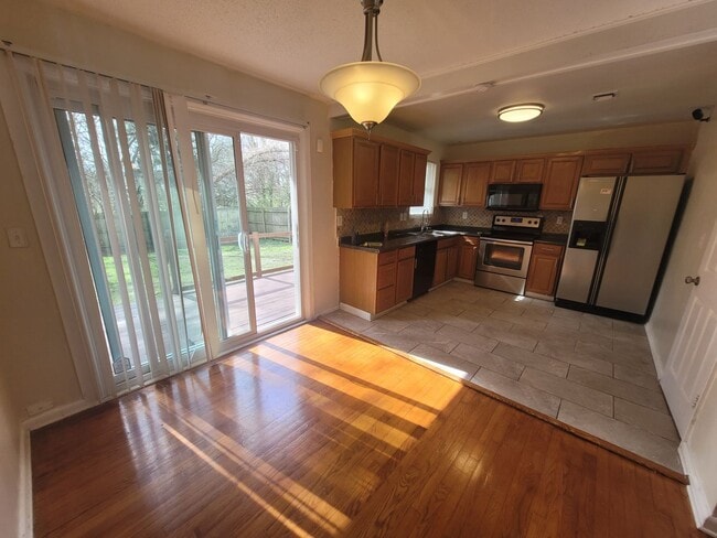 Building Photo - Gorgeous 4 Bedroom Home with Large Fenced Backyard