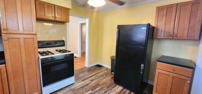Building Photo - Welcome to this charming 3-bedroom, 2-bath...