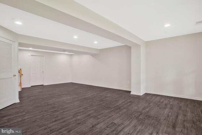 Building Photo - 7641 Fairbrook Rd