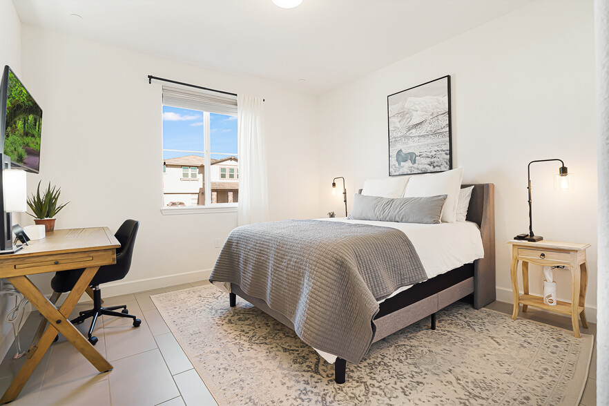 Downstairs en-suite bedroom. - 5919 Lakestone Dr