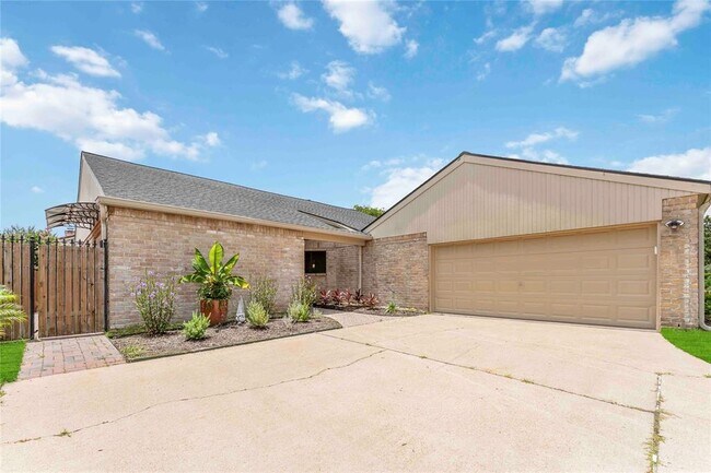 Primary Photo - 14147 Hillvale Dr