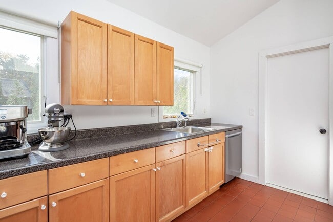 Building Photo - 706 Springs Fireplace Rd