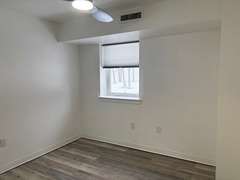 Building Photo - 150 N Main St