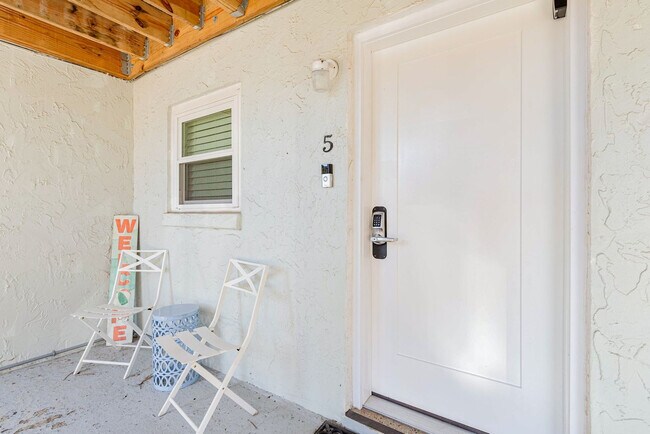 Building Photo - 306 Barracuda Ave