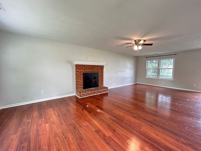 Building Photo - Spacious & Updated 4-Bedroom Gem in the He...