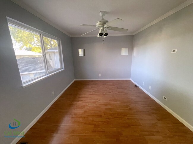 Building Photo - $2795- 2 Bed/1 Bath Remodeled two Story To...