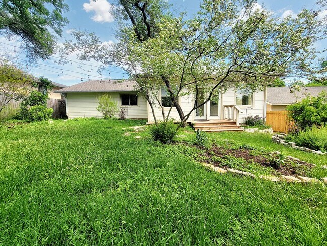 Building Photo - 3/BR 2/BA Single-Level Home with Sunroom a...