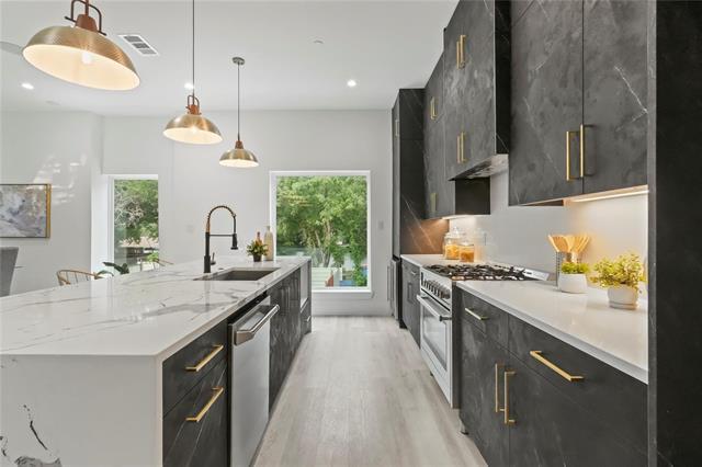 Building Photo - 935 W Twelfth St