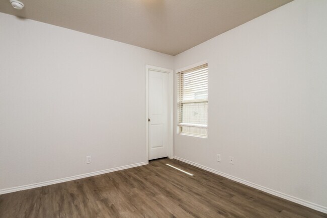 Building Photo - 10371 Clearwater Wy
