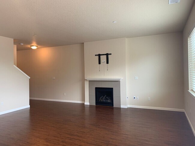 Building Photo - Beautiful Craftsman Style Home! 2 Car Garage! Gas Fireplace and Granite Counter Tops! Attached Ga...