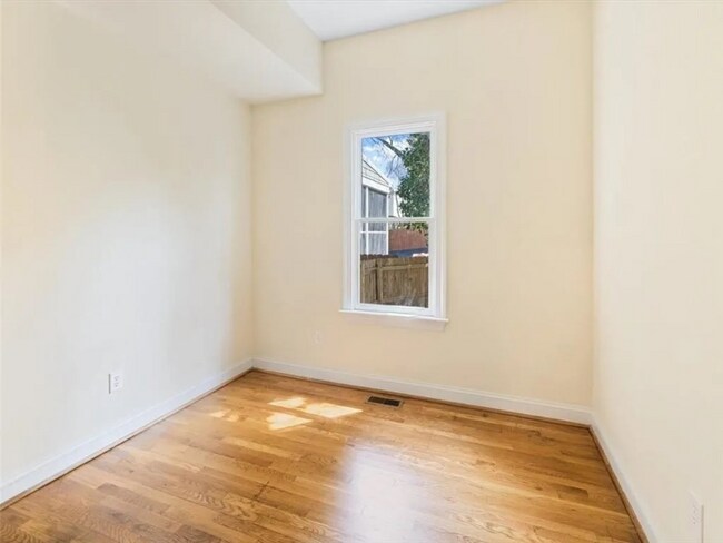Building Photo - 611 N 28th St