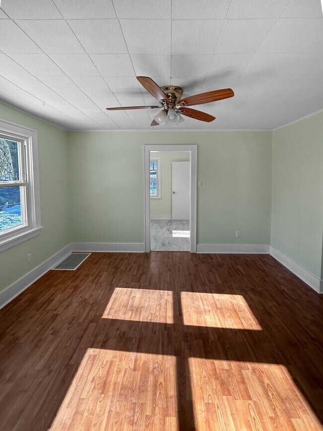 Building Photo - Welcome to this charming 2-bedroom, 1-bathroom home located in the heart of Crescent Township, PA