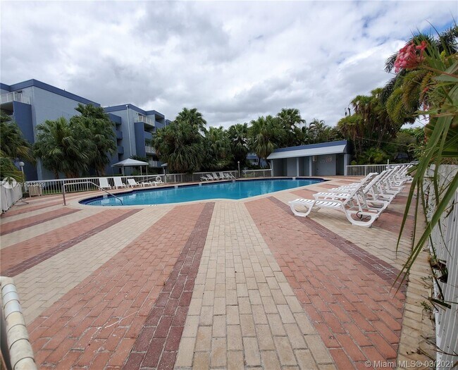 Building Photo - 9363 Fontainebleau Blvd