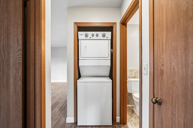 Building Photo - Renovated Private Entry 2 Bedroom Apartment Available!