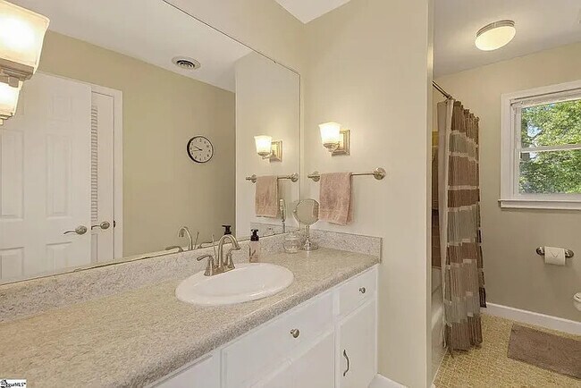 Building Photo - 3 Bedroom 2 Bathroom