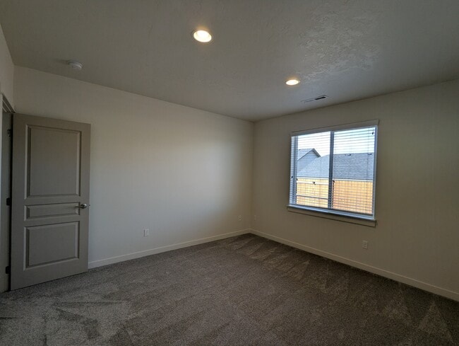 Building Photo - 3667 SW Pumice Stone Ave